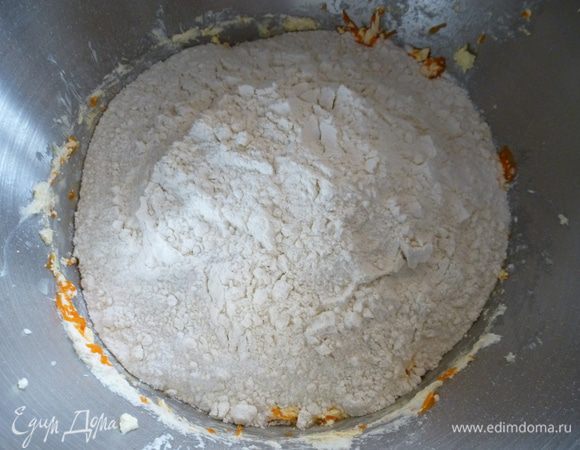 Просеиваем муку и разрыхлитель в тесто, еще раз перемешиваем на низкой скорости до однородности.