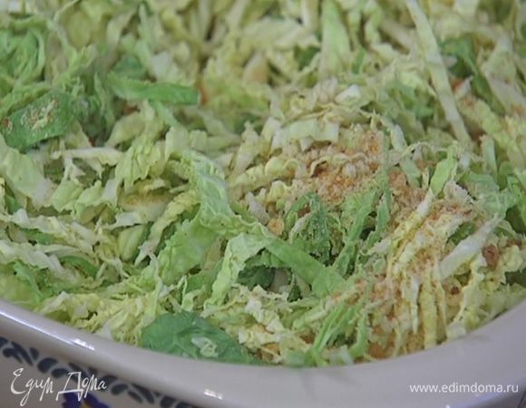 Капусту нашинковать, выложить в жаропрочную форму, посыпать 2 ст. ложками сухарей и слегка встряхнуть форму, чтобы сухари просыпались поглубже.