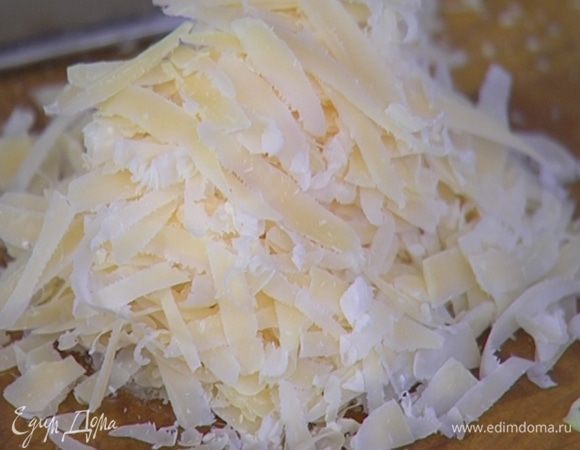 Сыр натереть на крупной терке.
