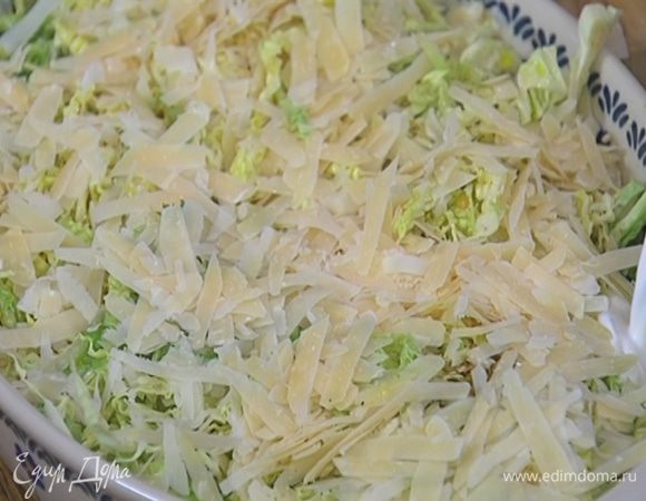 Сбрызнуть капусту оливковым маслом, посолить, поперчить, посыпать натертым сыром и полить по краям молоком.