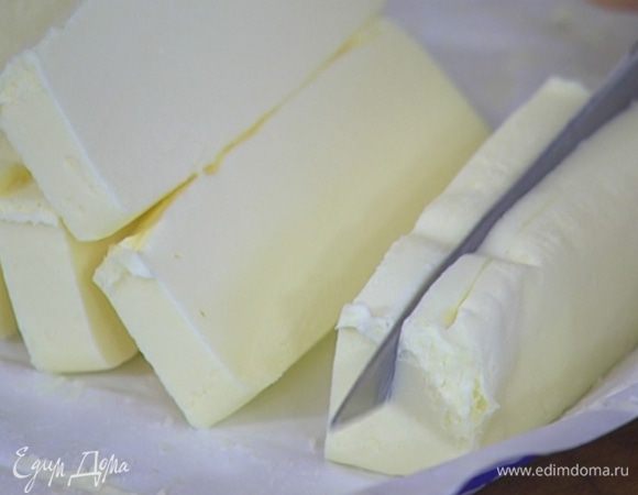 Предварительно охлажденное сливочное масло нарезать небольшими кусочками (1 ст. ложку масла оставить).