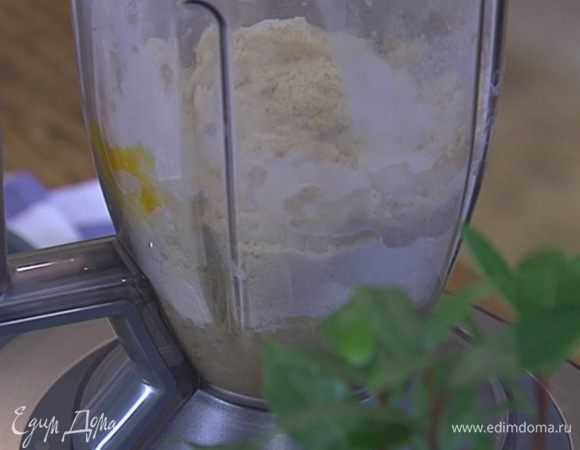 Не прекращая вымешивать, по капле влить 1–2 ст. ложки ледяной воды и вымешать еще немного, чтобы получилась крошка, похожая на панировочные сухари.