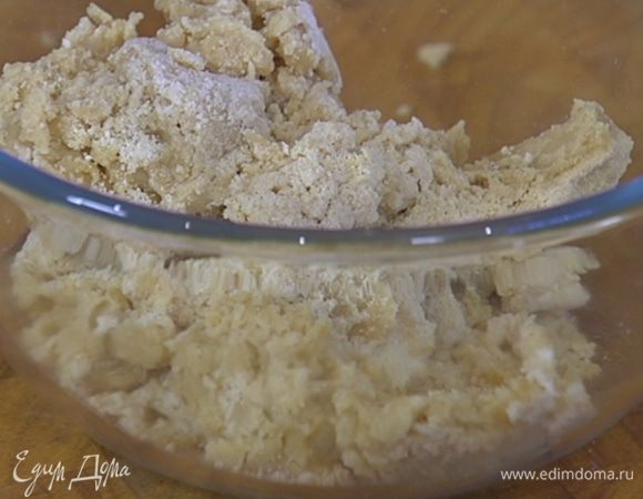 Вымесить тесто руками.