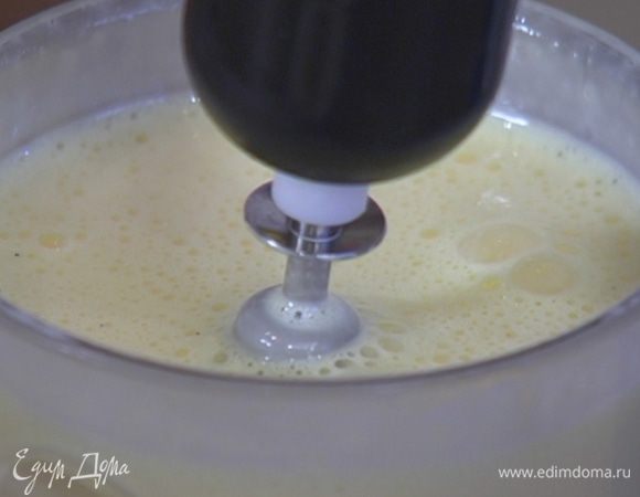 Желтки и 70 г сахарной пудры взбить миксером в светлую, пышную массу.