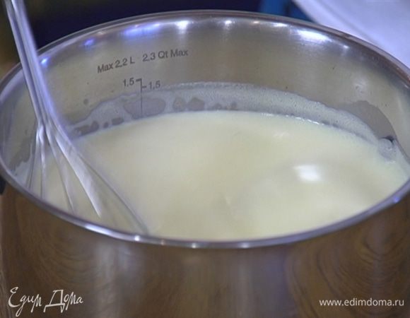 Перелить сливочно-желтковую массу обратно в кастрюлю и на медленном огне, непрерывно перемешивая, уваривать крем, пока он не загустеет. Снять кастрюлю с кремом с огня и продолжить вымешивать еще пару минут.