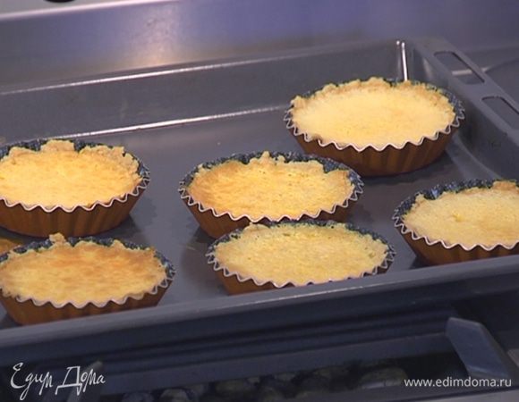 Готовые тарталетки посыпать сахарной пудрой и украсить ягодами малины.