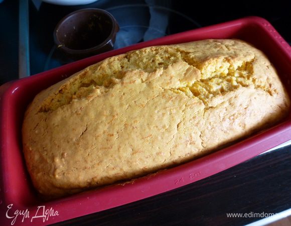 Готовый кекс вынимаем из формы и оставляем на решетке остужаться.