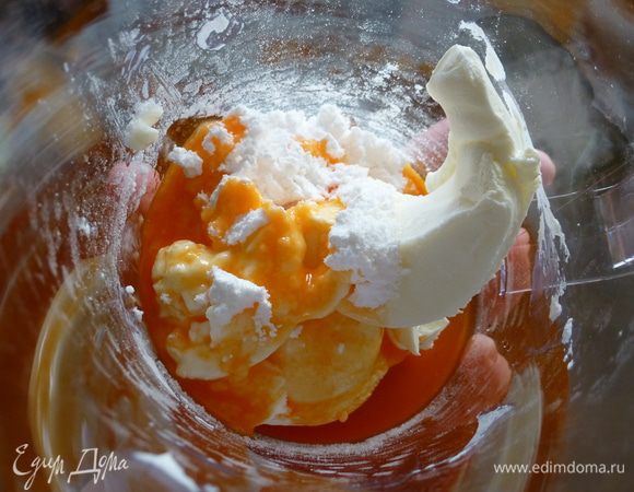 Когда кекс остынет, можно будет заняться шапочкой. 
Взбиваем миксером творожный сыр с сахарной пудрой и тыквенным соком. Сока нам будет достаточно 2 ст.л, у меня после отжима тыквы именно столько и остается.