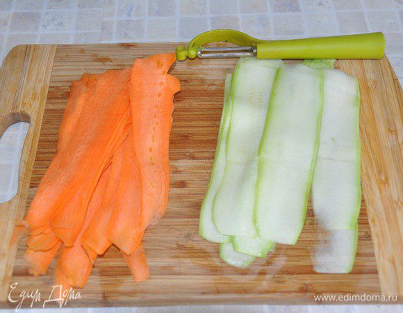 Включить разогреваться духовку до 180 градусов. Растопить сливочное масло. В сотейнике поставить кипятить воду. 
Овощи помыть, почистить. Специальной теркой или овощечисткой нарезать овощи на тонкие длинные полосы.