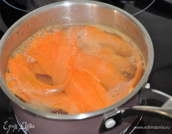 Морковь бланшировать в течение 1 минуты. Молодой кабачок в этом не нуждается. Если у Вас зрелые кабачки, их надо тоже бланшировать.