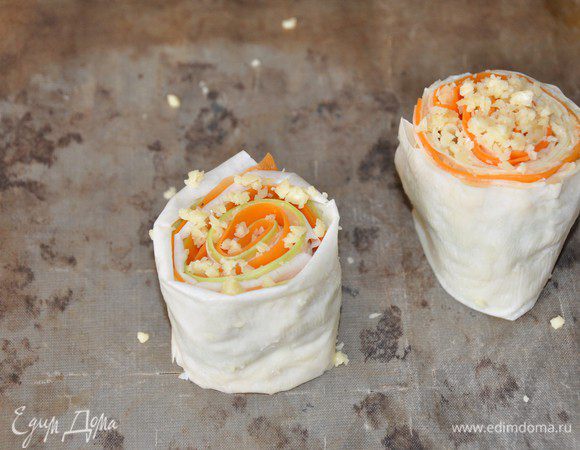 Поставить на противень, совсем немного смазать тесто маслом, присыпать тертым сыром. Запекать в разогретой до 180 градусов духовке 18-20 минут.