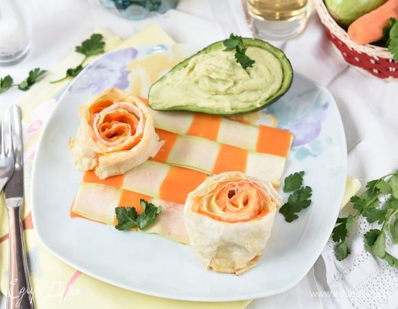 Выложить сверху рулеты, соус подать в соуснике из половинки авокадо. По желанию присыпать зеленью. 