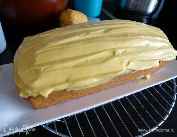 Наносим крем на кекс. Можно кушать сразу, а можно на часок убрать в холодильник, чтобы крем схватился.
Приятного аппетита!