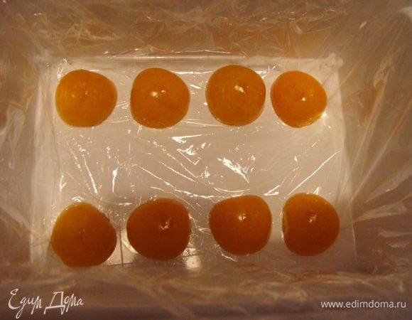 Желатин залить водой, дать набухнуть, потом развести до полного растворения на медленном огне, добавив сахар и ванилин, не доводя до кипения. Остудить.
Чернику заранее разморозить, слить сок, отставить в сторонку, она еще понадобится для окрашивания сливок.
Чернику измельчить блендером, смешать с желатином.
Форму выложить пищевой пленкой, на дно положить порезанный пополам физалис.