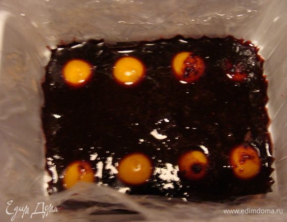 Залить его небольшим количеством черничной смеси и поставить в холод до застывания.
Чтобы остывшая масса не застывала, я ее держала в это время на батарее)