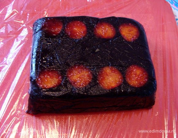 Потом долить черничную смесь до конца и оставить в холоде на ночь.
Утром я первернула форму и вот что получилось.