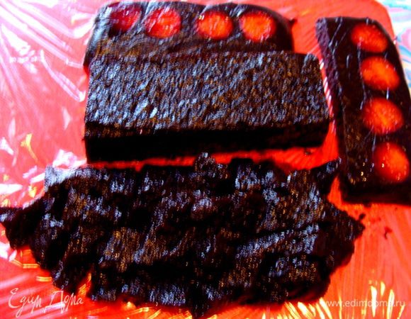 Это заготовка на два мильфея.
Разрезать ее вдоль пополам и потом снять верхнюю часть примерно в один см толщиной.
Нижнюю часть нужно будет порубить ножом, чтобы потом было удобно выкладывать между слоями.