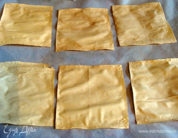 Тесто фило порезать на прямоугольники нужной величины. У меня получилось по 9 кусочков с каждого листа.
Запечь до золотистого цвета при 180*