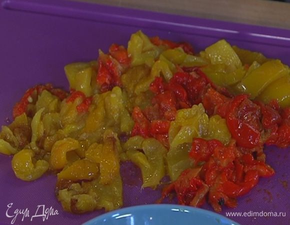 Когда перец пропотеет, удалить семена и снять с него кожицу, мякоть нарезать небольшими кусочками.