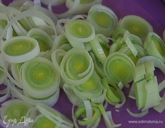 Светлую часть лука-порея нарезать тонкими кольцами.