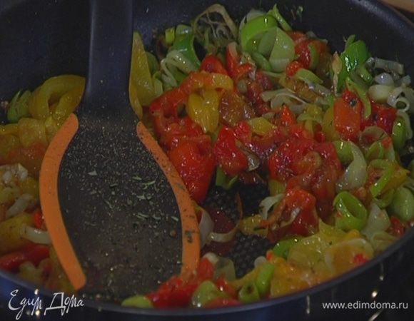 Сладкий перец отправить в сковороду с пореем и прогревать все вместе около минуты.