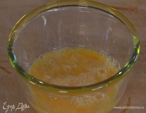 Яйца посолить и взболтать вилкой.