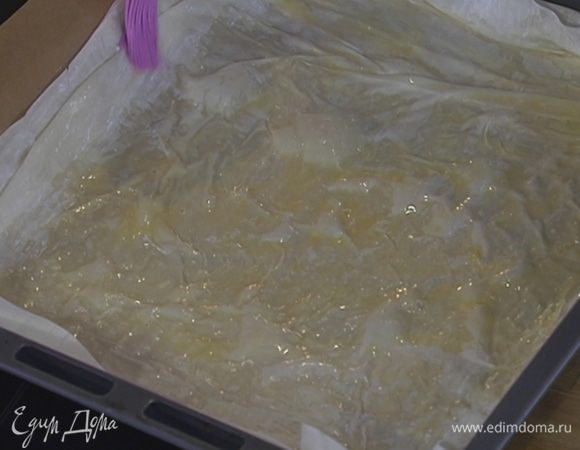 Противень выстелить бумагой для выпечки и уложить слоями три листа фило, смазывая каждый яйцом.