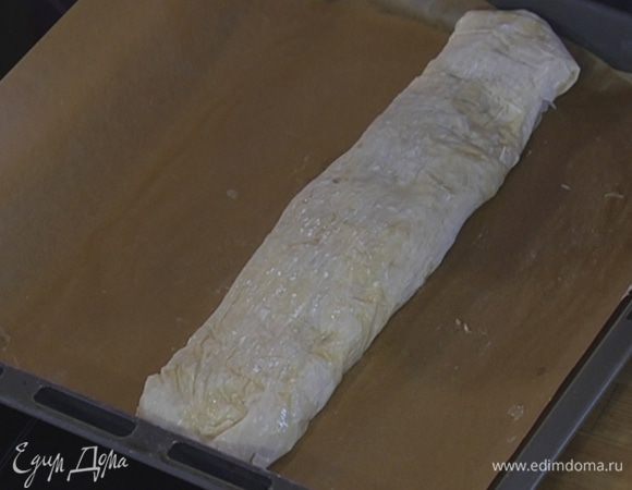 Смазать рулет со всех сторон яйцом, тесто с концов подвернуть вниз, чтобы не вытек сок.