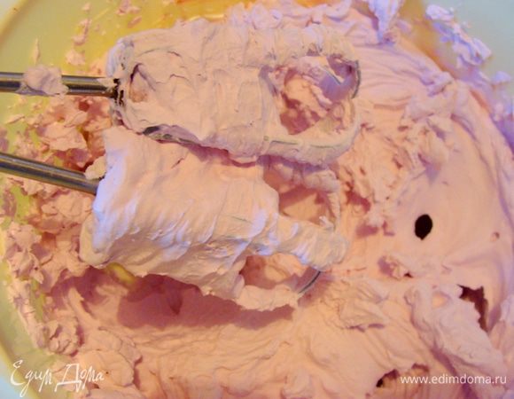 Сливки взбить в крепкую пену, которую даже пеной назвать сложно) В процессе добавить сок от черники.
У меня сливки уже сладкие! 