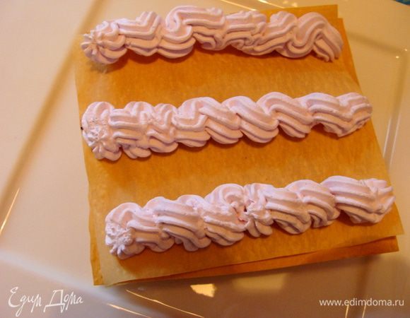 Три слоя по 2 листочка (на нижний можно положить три).
Каждый слой по три полосочки сливок