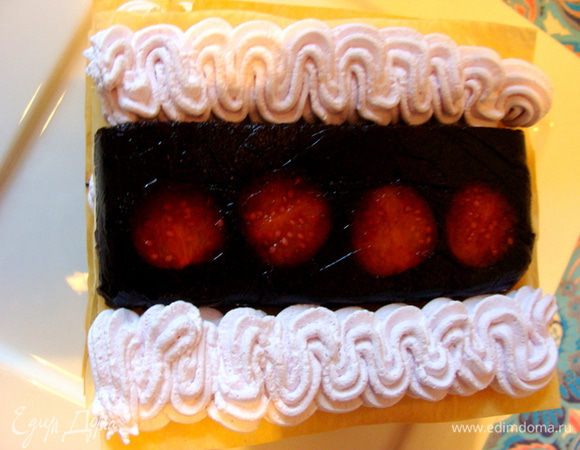 На четвертый слой теста выложить полоску желе с физалисом, украсить сливками.