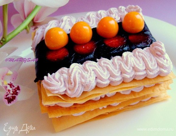 Выложить ягодки физалиса (срезав у них основание) так, чтобы казалось, что ягоды которые снизу в желе, это отражение на водной глади) У меня такая ассоциация...