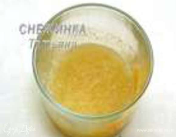 Отмеряем вино. 40 мл отливаем в стакан, добавляем желатин, даём набухнуть.