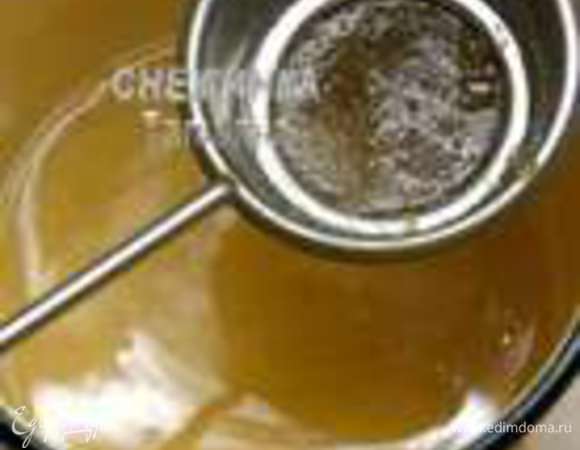 Остальное вино наливаем в кастрюльку. Добавляем сахар, ставим на огонь. Разбухший желатин разогреваем на водяной бане, дожидаемся, чтобы он растворился, но не закипел. Затем через ситечко наливаем в вино распущенный  желатин.