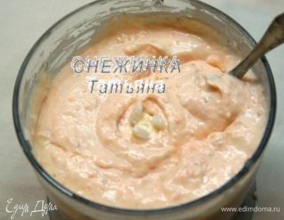 Набухший желатин распускаем на водяной бане, процеживаем через ситечко, остужаем. Вливаем в рыбную массу, хорошенько взбиваем.