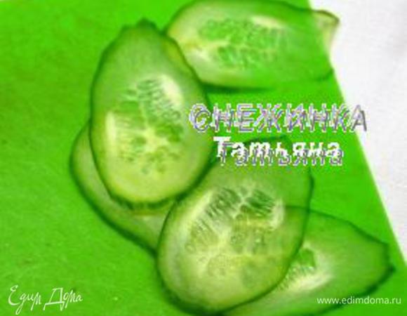 Для украшения огурец нарезаем очень тонко по диагонали по количеству порций.