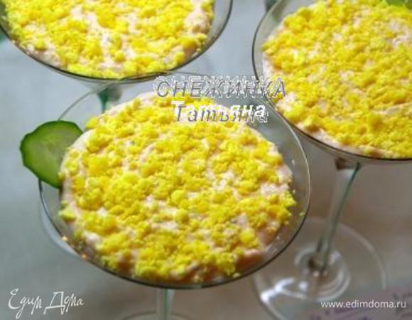 На мусс распределяем желтки, слегка вдавливаем в мусс, чтобы после застывания они держались. Дольки огурца вставляем сбоку. Отправляем в холод до полного застывания.