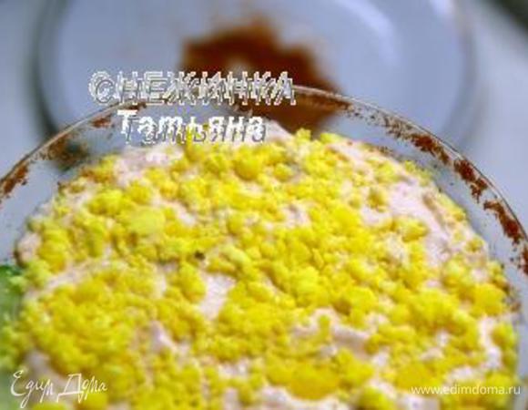 Когда блюдо полностью застынет, сделаем «ободок». Изнутри смазываем верхушку бокалов соком лайма, слегка кисточкой. Затем обсыпаем молотой паприкой, слегка наклонив и поворачивая бокал. Нужная паприка прилипнет. Закуска готова!