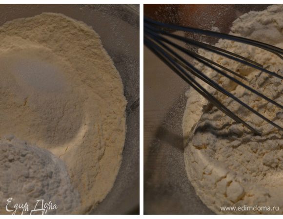 В чаше смешаем сухие ингредиенты: муку, соль, разрыхлитель. Перемешаем венчиком.