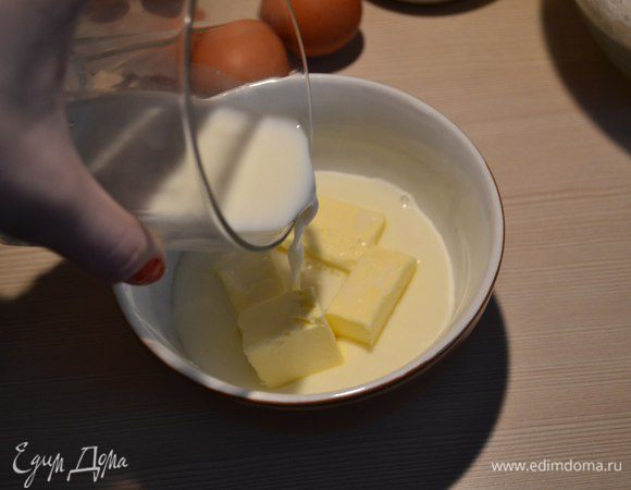 В отдельной мисочке масло залить молоком и поставить в микроволновку или духовку, чтобы масло растаяло.