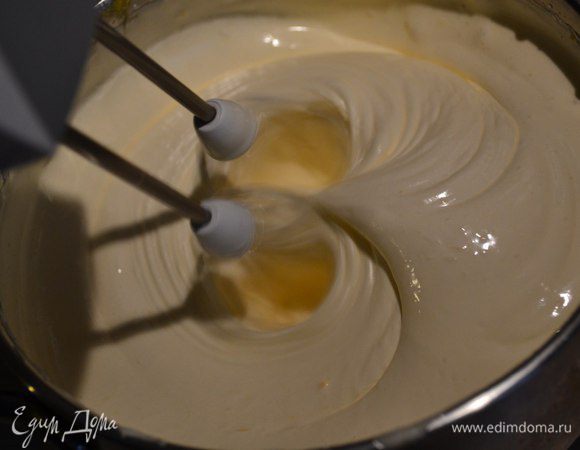 Взбиваем до тех пор, пока сахар не растворится. Я беру небольшое количество и пробую.
Когда сахар Вы перестали чувствовать, снимаем и паровой бини и взбиваем ещё минут 5. Вы увидете, что масса стала белее и увеличилась в 2-3 раза.