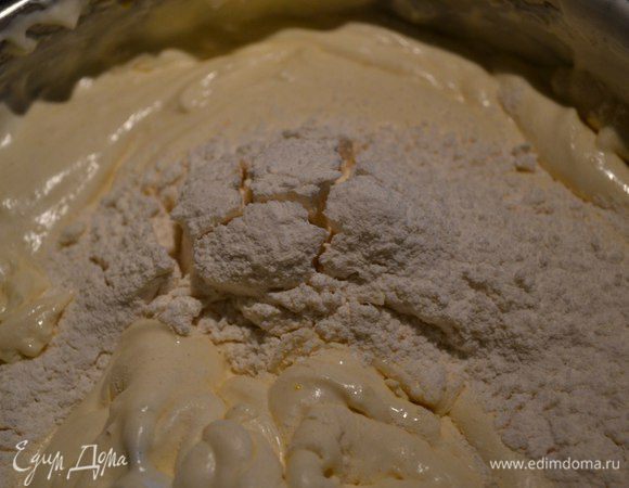 Теперь смешаем мучную смесь и яичную в 2-3 подхода.
