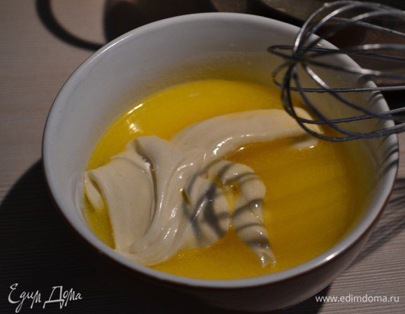 Перед тем, как добавить маслянисто-молочную смесь в тесто, нам нужно сделать следующее: возьмем небольшое количество этого же теста и добавим в мисочку с маслом и молоком, хорошенько перемешаем. Теперь это можно вводить в тесто. 
Всё перемешиваем и тесто готово!