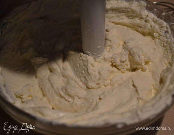 У меня обычный творог. Я его взбила, чтобы без комочков был.
Добавили сахарную пудру и ещё раз хорошо взбить.