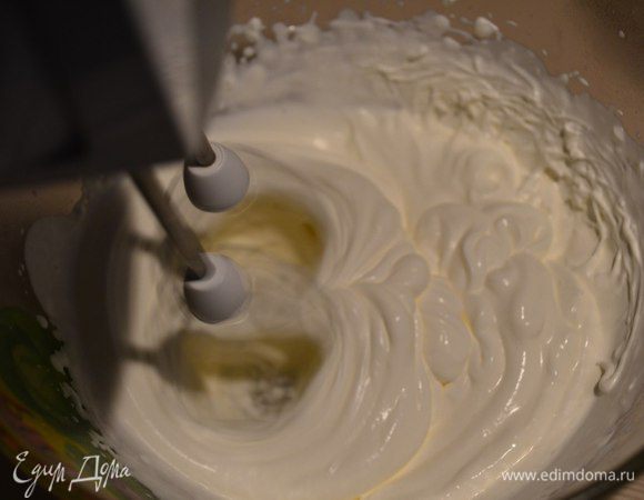 Процесс взбивания сливок.