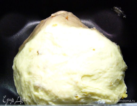 Включить режим замеса теста.
Если нет сухого жаренного лука, на оливковом масле обжарить измельченный репчатый лук, дать остыть, добавить в чашу хлебопечки вместе с маслом, на котором он жарился.
Вот такой комочек изначально собирается.
