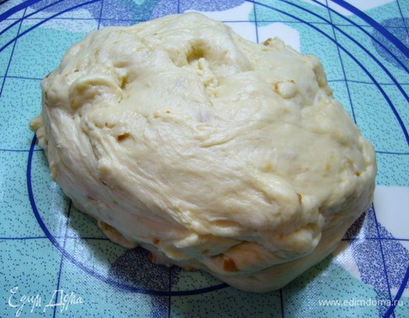 А вот уже подросшее тесто.
Обмять его, разделить на 5 частей. Дать тесту отдохнуть 15 мин.
