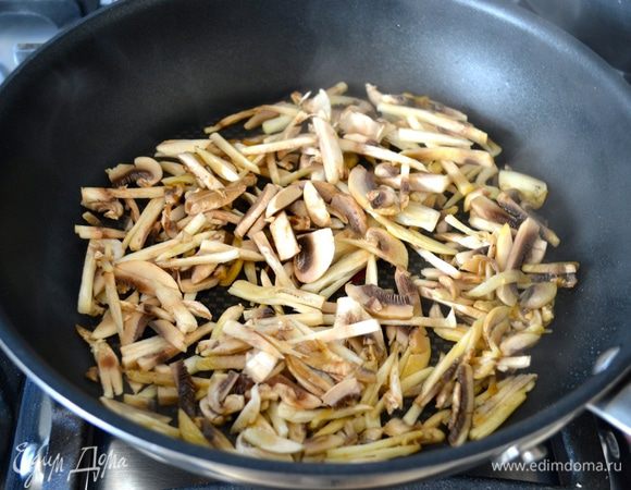 Заранее приготовить отварную куриную грудку и яйца. Основной принцип приготовления этого салата — стараемся все ингредиенты нарезать соломкой. И от каждого подготовленного таким образом ингредиента не забываем отложить небольшую часть, которую используем впоследствии для украшения салата. Итак, грибы нарезать по возможности соломкой. Разогреть на сковороде немного оливкового масла и слегка обжарить шампиньоны. Отставить, чтобы остывали.