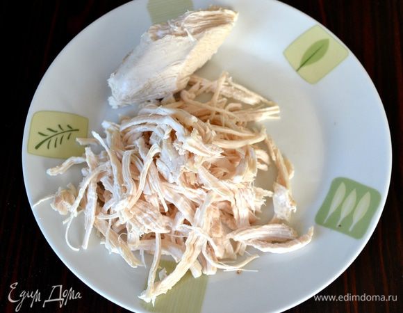 Отварную куриную грудку нарвать вдоль волокон руками на полосочки.