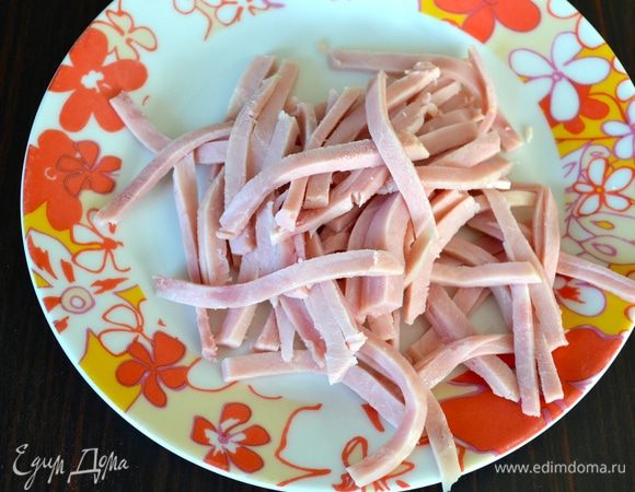 Ветчину также тонко нарезать.